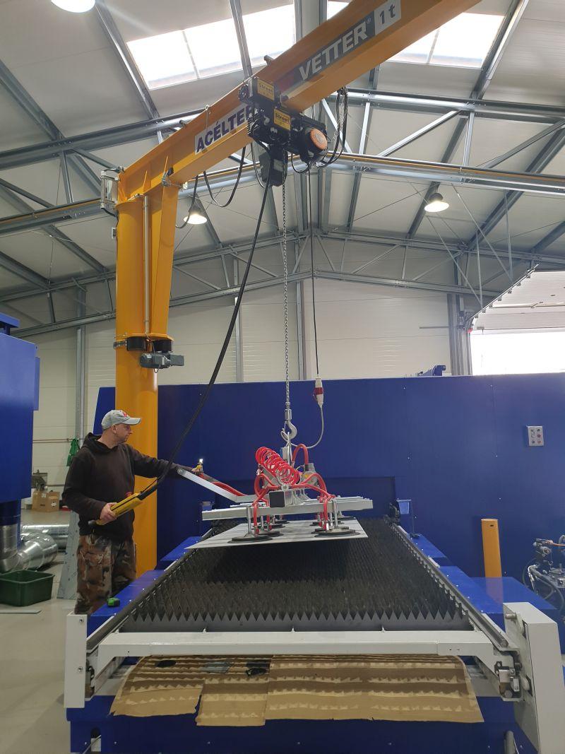 Forgódaru vákuumos megfogóval